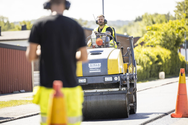 Vi utför alla slags beläggningsarbeten som nyläggning av mindre körvägar, industriplaner, parkeringar samt gång- och cykelvägar. Vägarnas belastning av fordonstrafik och väderförhållanden påverkar hur mycket asfalten slits och hur ofta ny beläggning behövs.